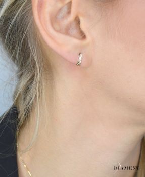 Złote kolczyki dla dziewczynki grawerowane 0,8 cm KL 5188 333 💎 Złote kolczyki dla dziewczynki z grawerowanym wzorem (2).JPG
